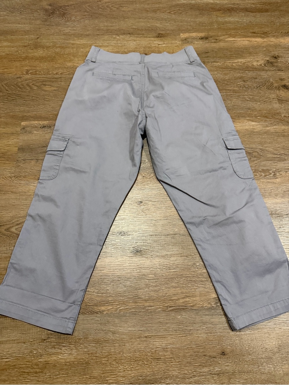 Lee Women’s Relaxed Fit Austyn Mid-Rise Cargo Capri Pants, Frost Gray, Size 10 - Picture 7 of 8